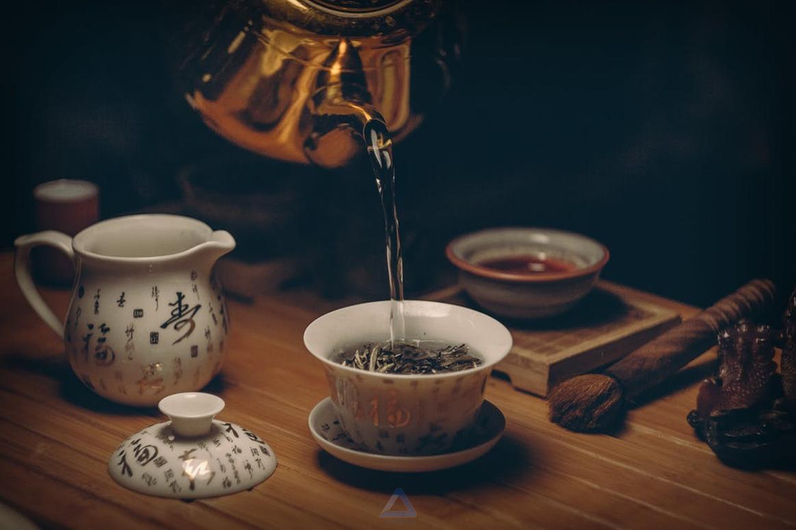 عکس فنجان چای با طرح حروف چینی