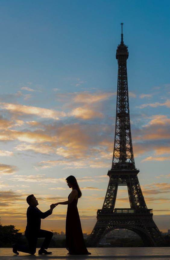 عکس عاشقانه کنار برج ایفل