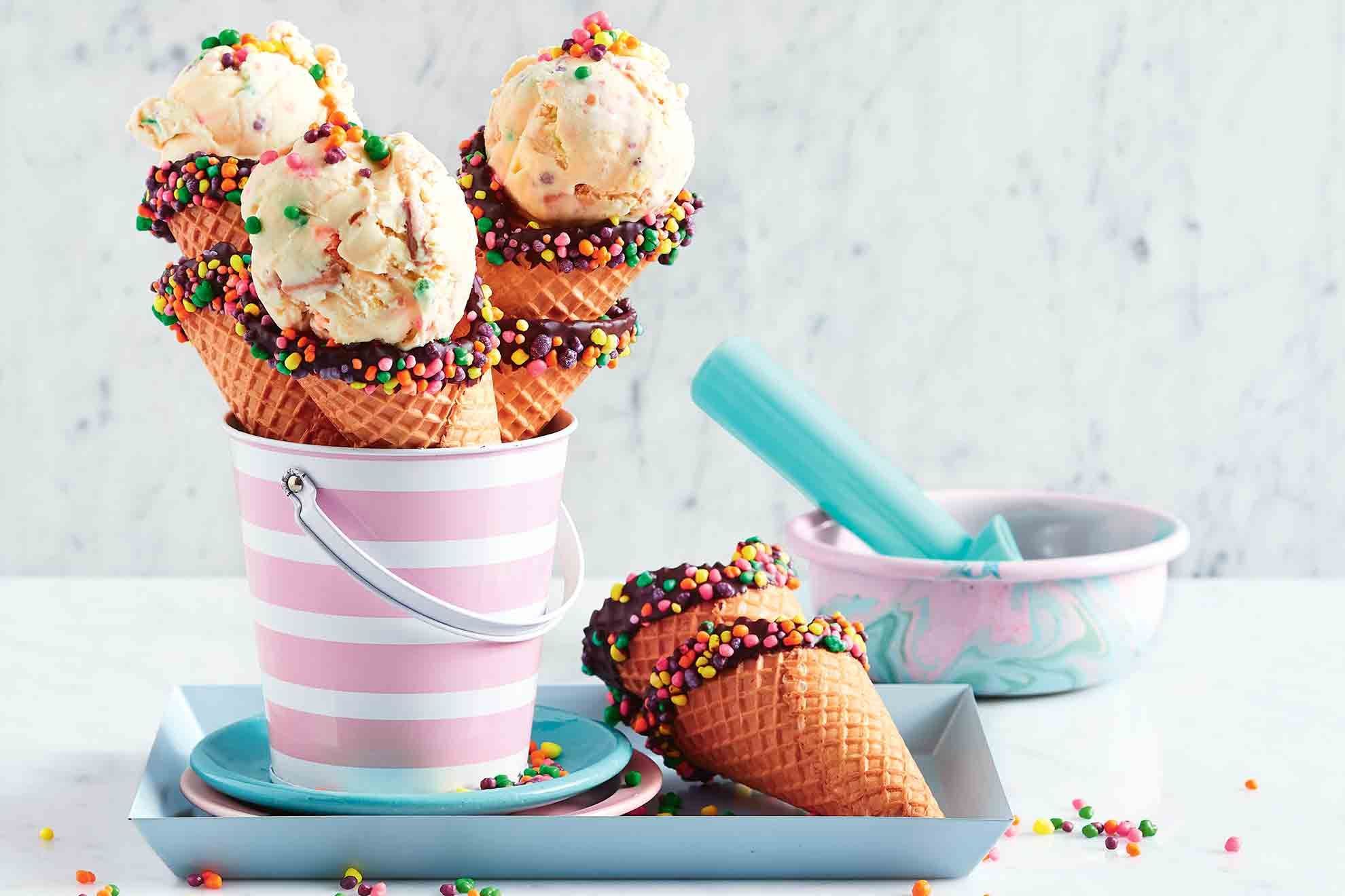 خوشمزه ترین بستنی قیفی با رنگ عالی