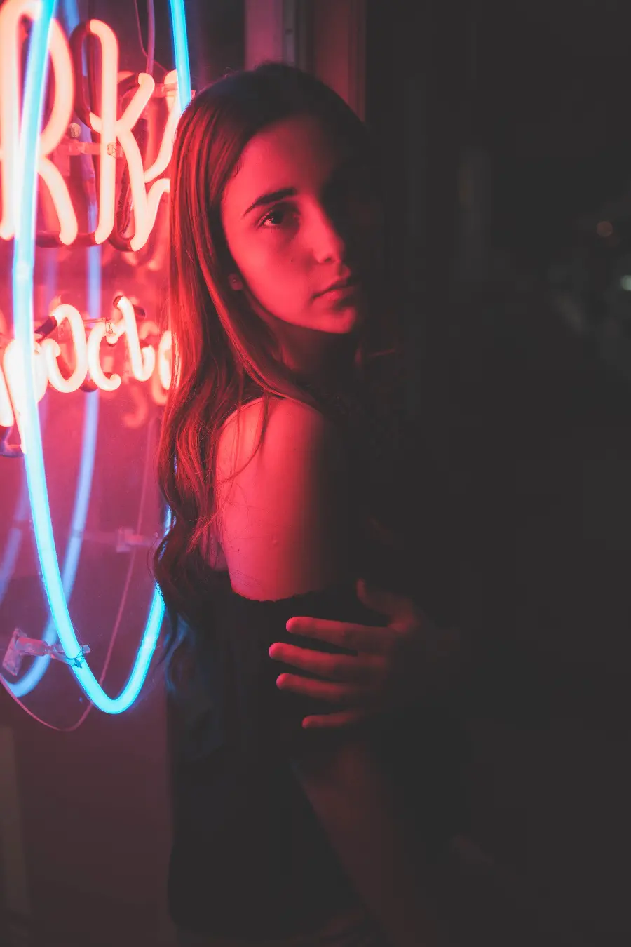 عکس پرتره زن با نور نئون برای پروفایل