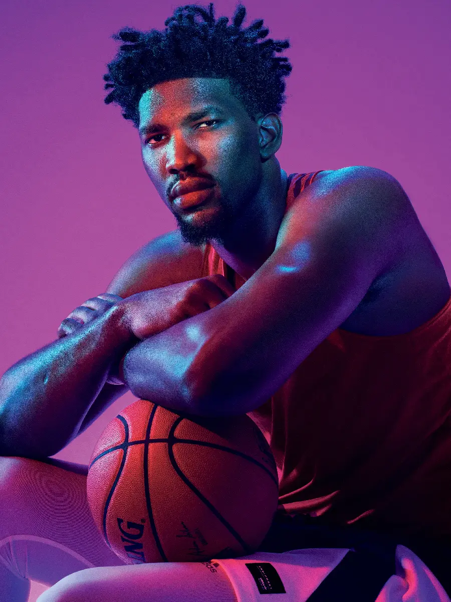 پرتره جوئل امبید بازیکن NBA با پس زمینه بنفش