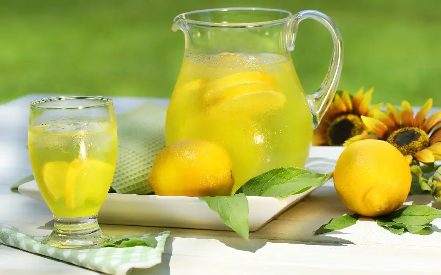 بک گراند آب لیمو زرد با کیفیت بالا