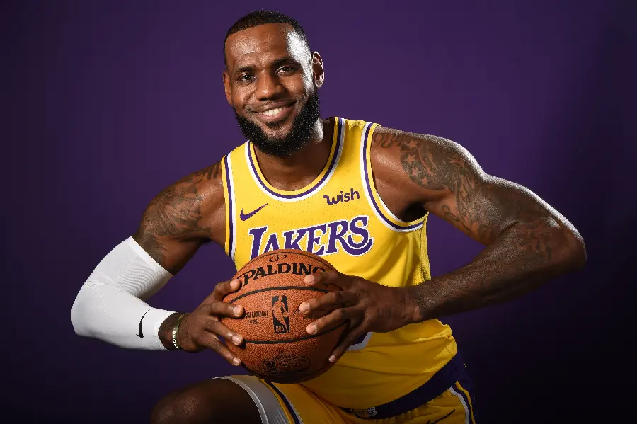 عکس لبرون جیمز بازیکن NBA با کیفیت بالا