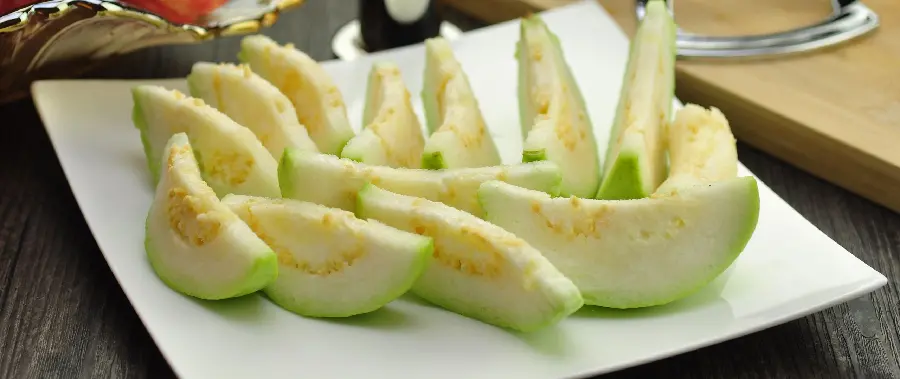 عکس گوآوا در طبیعت با نور صبحگاهی و کیفیت 4K