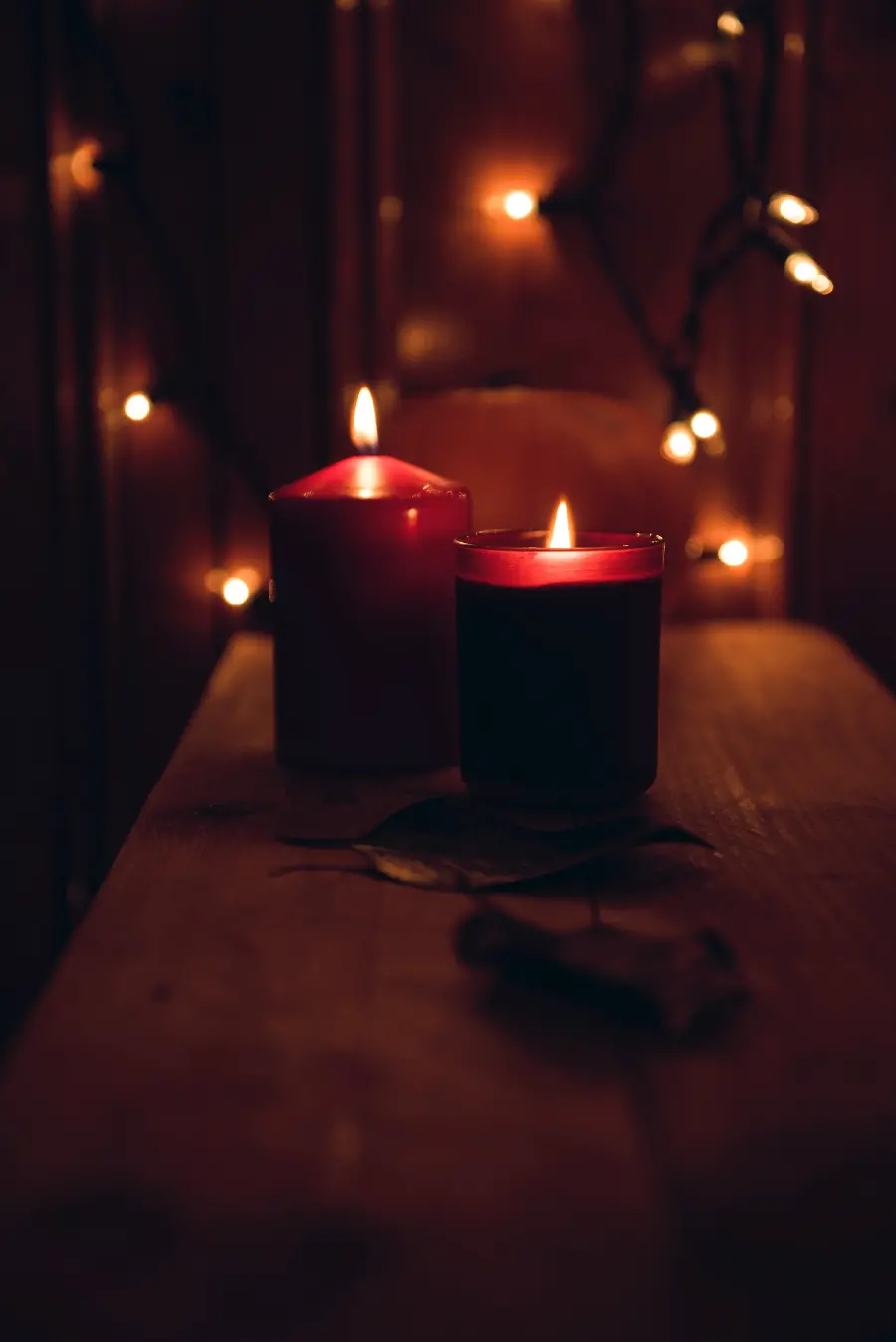 عکس شمع روشن روی چوب در تاریکی
