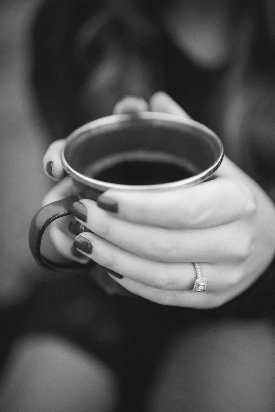 عکس سیاه و سفید زن با فنجان قهوه برای پروفایل
