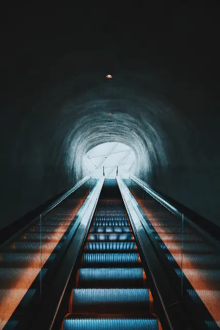عکس نمادین از حرکت به سمت بالا