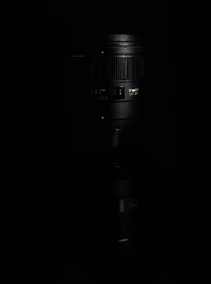 عکس لنز دوربین DSLR سیاه روی سطح بازتابنده