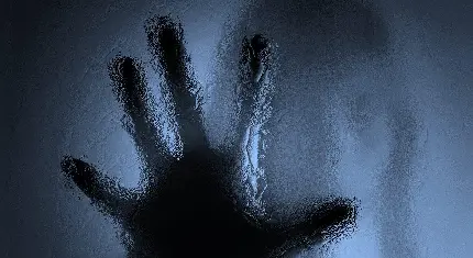 دانلود پس زمینه موبایل از دستان در تاریکی و ترس 