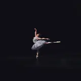 زیباترین عکس رقصنده باله در حال اجرای حرکات گرانده
