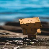 چاپ قاب موبایل و گوشی تصویری از عروسک فانتزی و غمگین در ساحل برای پروفایل و بک گراند موبایل