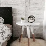 چاپ قاب موبایل و گوشی عکس ساعت زنگ‌دار روی میز با کیفیت بالا