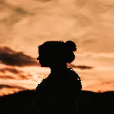 عکس سیلوئت زن زیر نور نارنجی برای پروفایل و پس زمینه