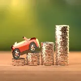 چاپ قاب موبایل و گوشی عکس مفهومی هزینه بیمه خودرو و سکه های نقره ای چیده شده روی هم