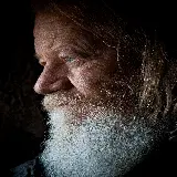 عکس پرتره مرد سالخورده با ریش خاکستری