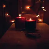 عکس شمع روشن روی چوب در تاریکی