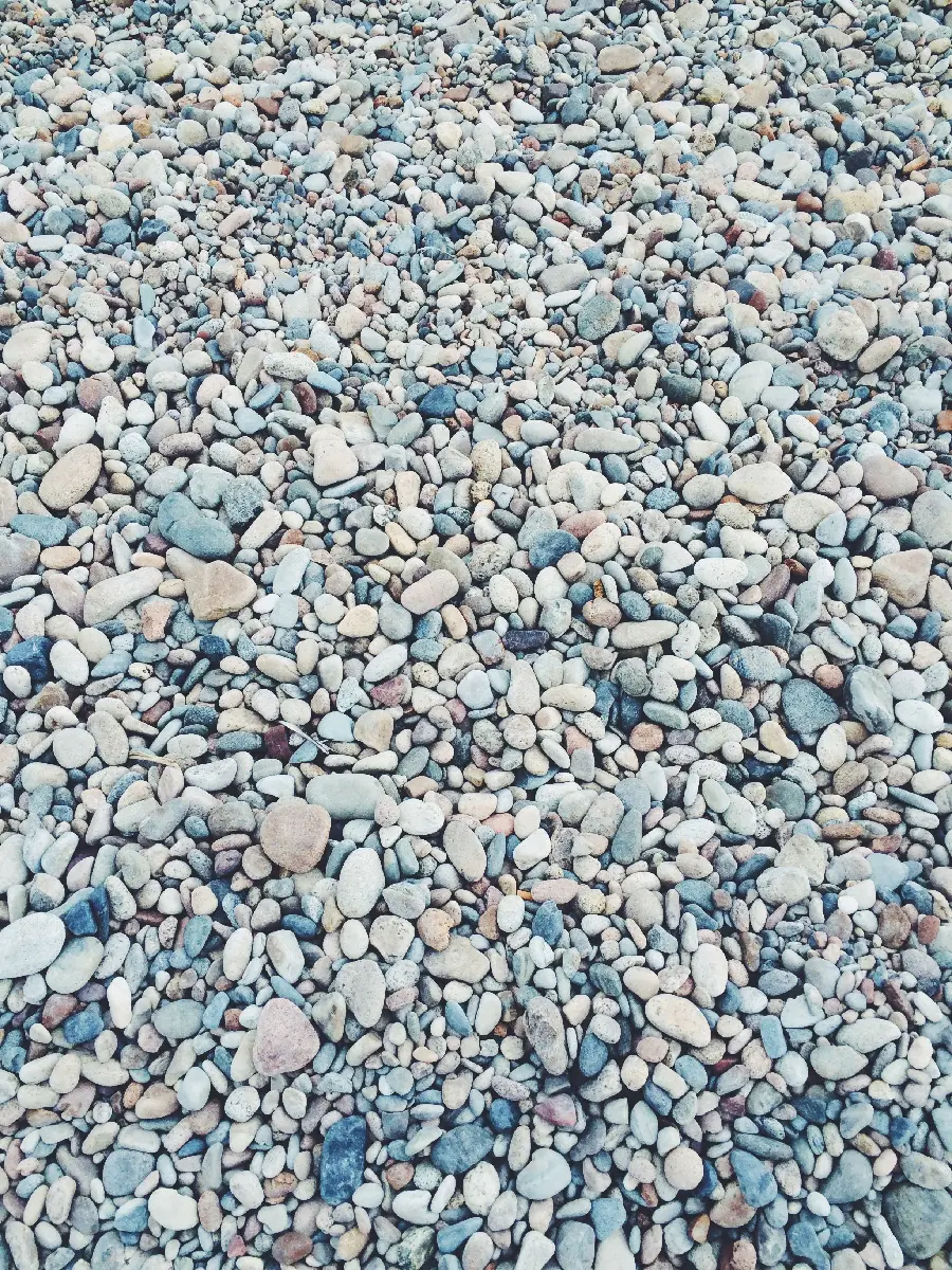 تصویر ساحل با سنگ‌ها و قلوه‌سنگ‌ها با کیفیت بالا
