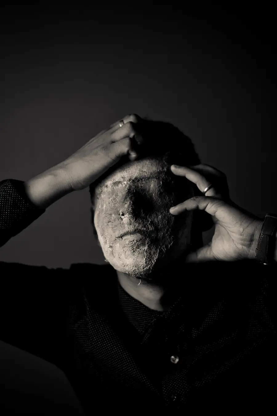 تصویر هنری دست مصنوعی مرد در سبک سیاه و سفید با کیفیت فول اچ دی