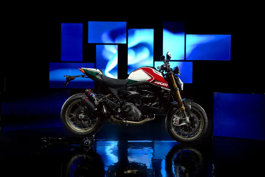 تصویر Ducati Monster با کیفیت خیره کننده برای دانلود