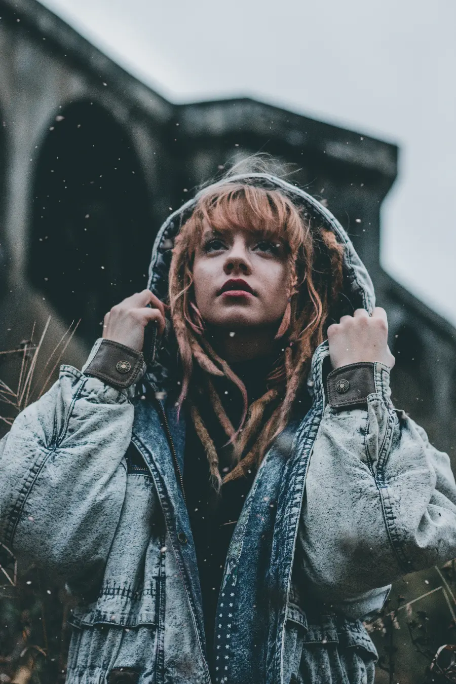 عکس چراغ قوه مگ لایت در برف با کیفیت بالا