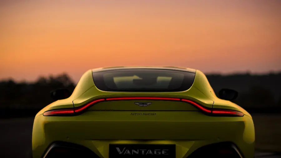 عکس با کیفیت استون مارتین Vantage 2018 4K