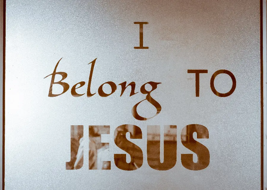 عکس پنجره تاریک با علامت Jesus Saves با کیفیت HD