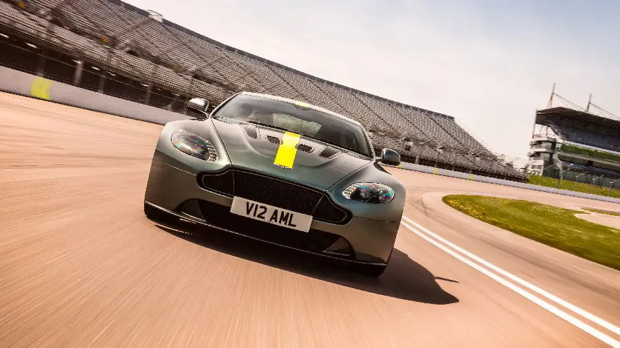 عکس مسابقه ای استون مارتین Vantage AMR
