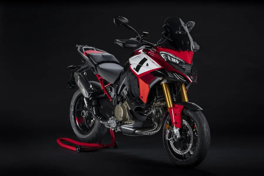 تصویر موتورسیکلت Ducati Multistrada V4 Pikes Peak 2022 با پس زمینه تاریک