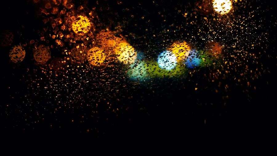 عکس انتزاعی قطره های باران و نورهای رنگی در شب