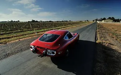 عکس مینیمال تویوتا 2000GT 1967 برای استوری و پست