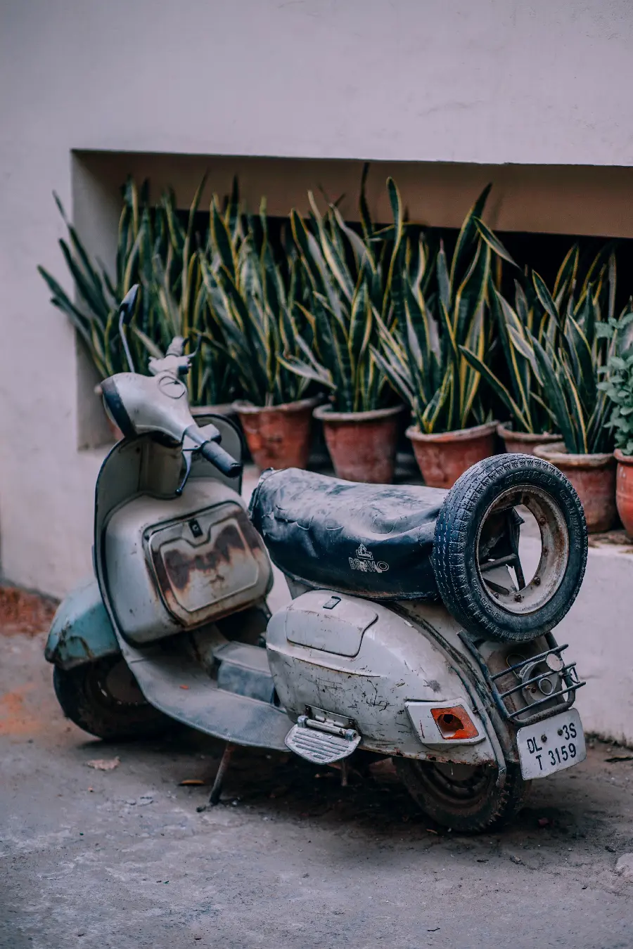 عکس موتور سیکلت قدیمی در driveway با کیفیت فول اچ دی