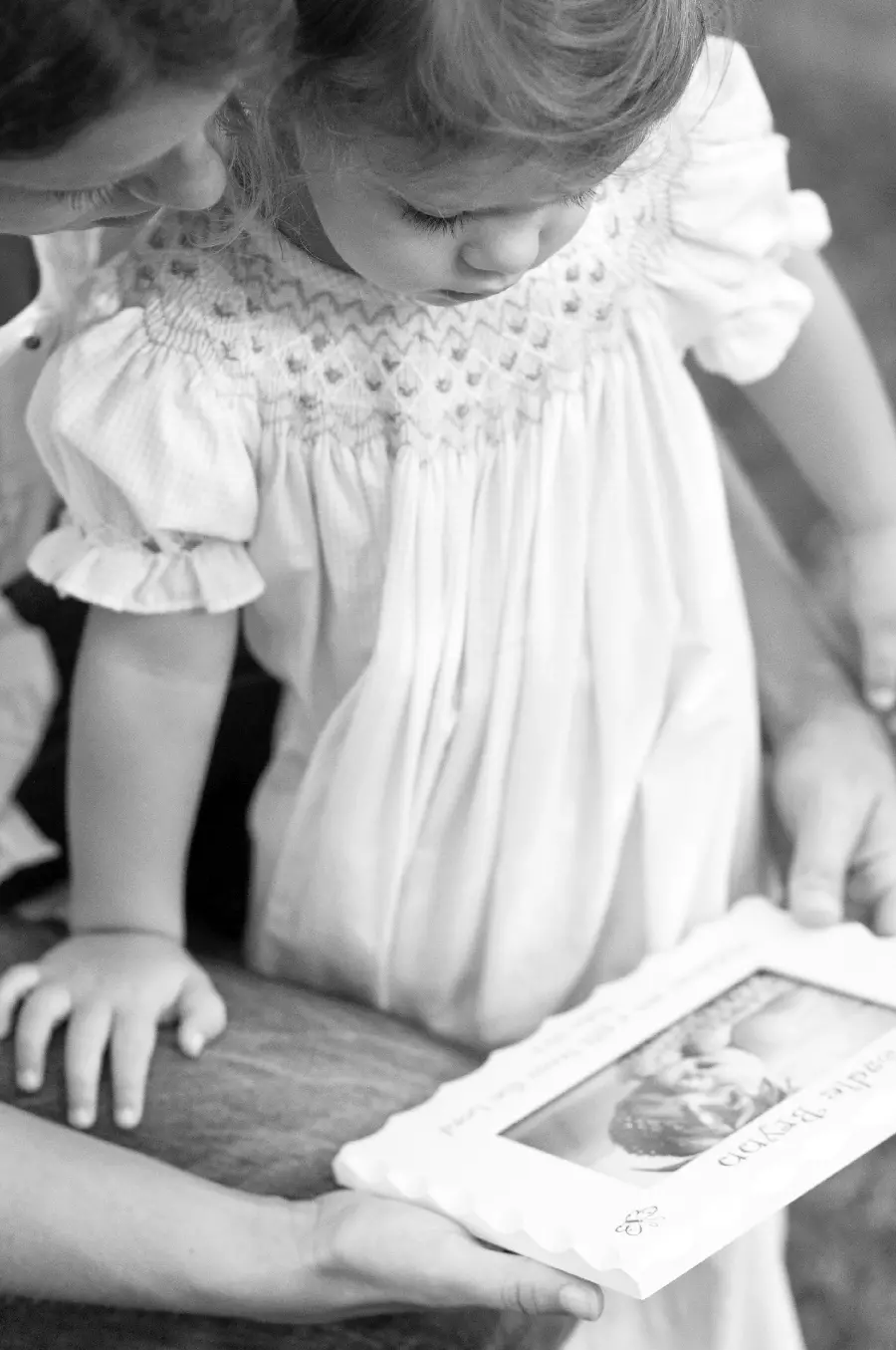 تصویر پوز هنری با طراحی سوزن‌دوزی با کیفیت بالا