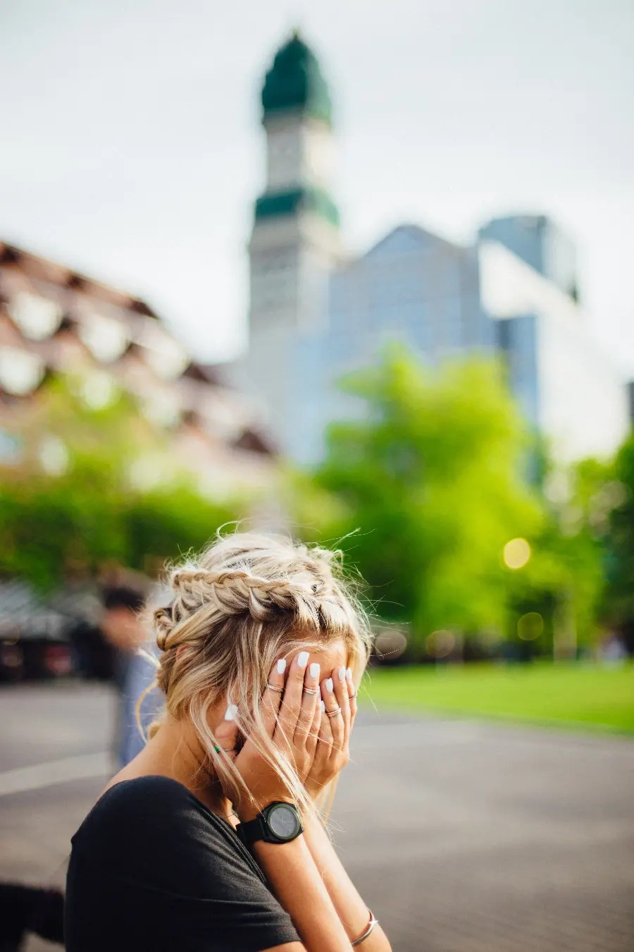 تصویر هنری از زن بلوند با حالتی احساسی و جذاب