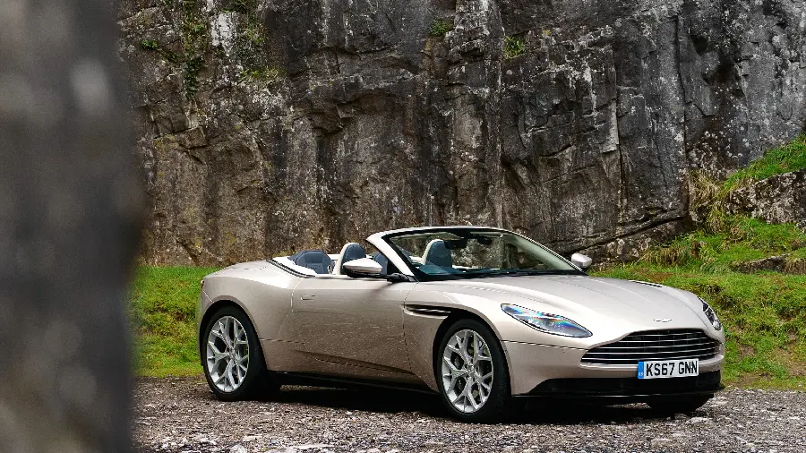 تصویر جذاب استون مارتین DB11 V8 Volante