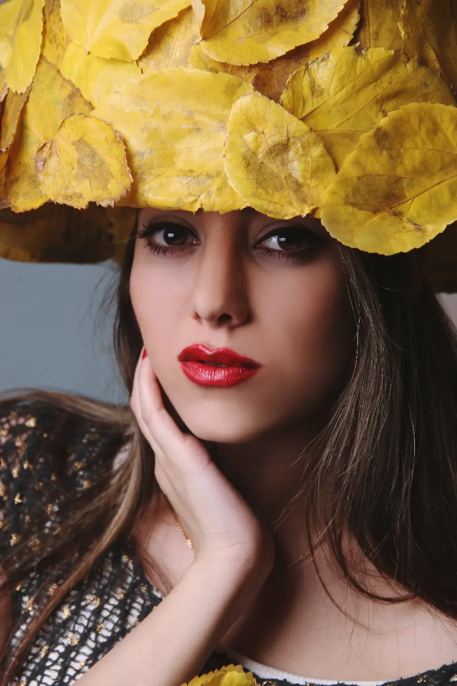 تصویر کلاه ساخته شده از برگ با کیفیت بالا برای پروژه های خلاقانه