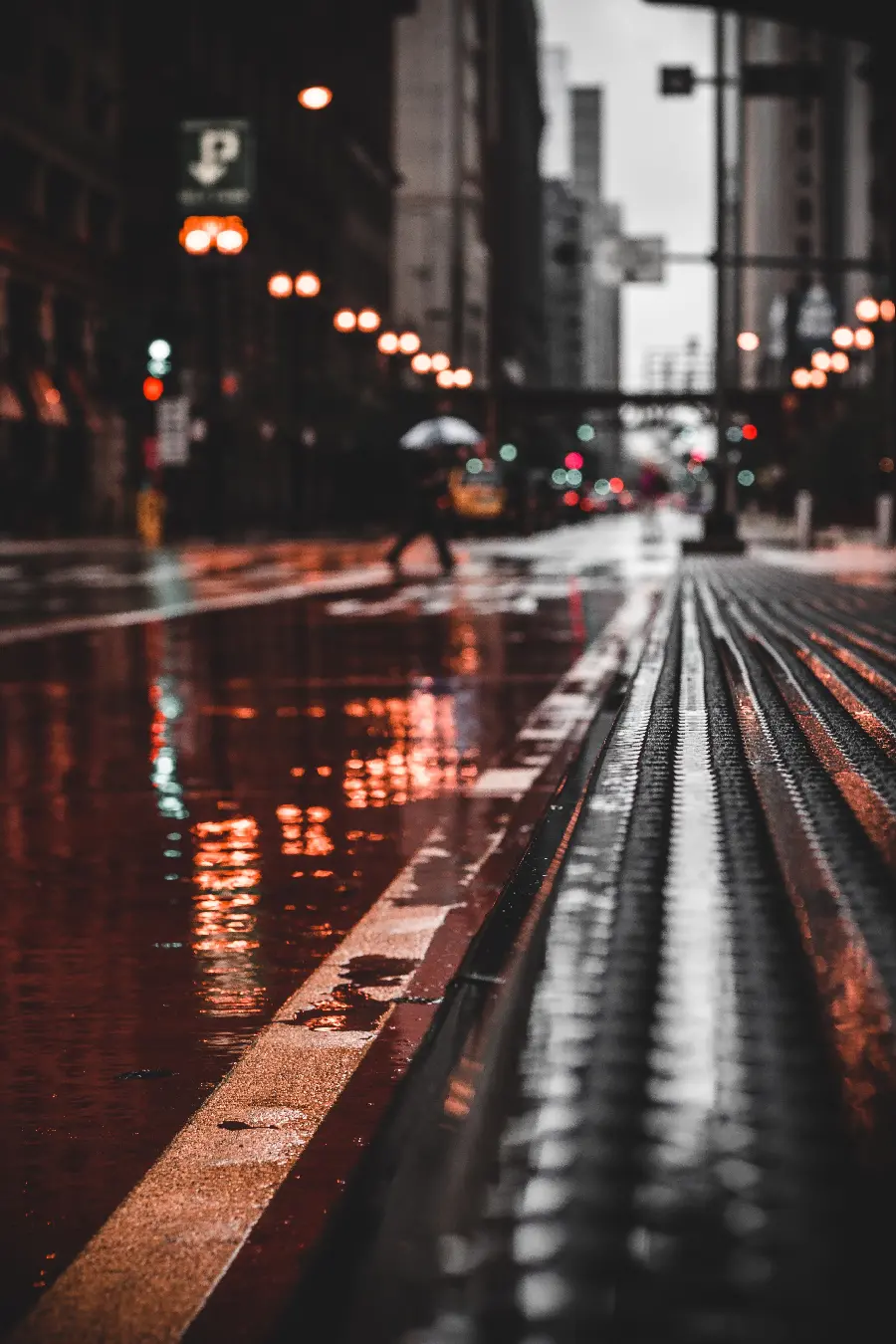تصویر رویایی شهر در شب بارانی با کیفیت 4K