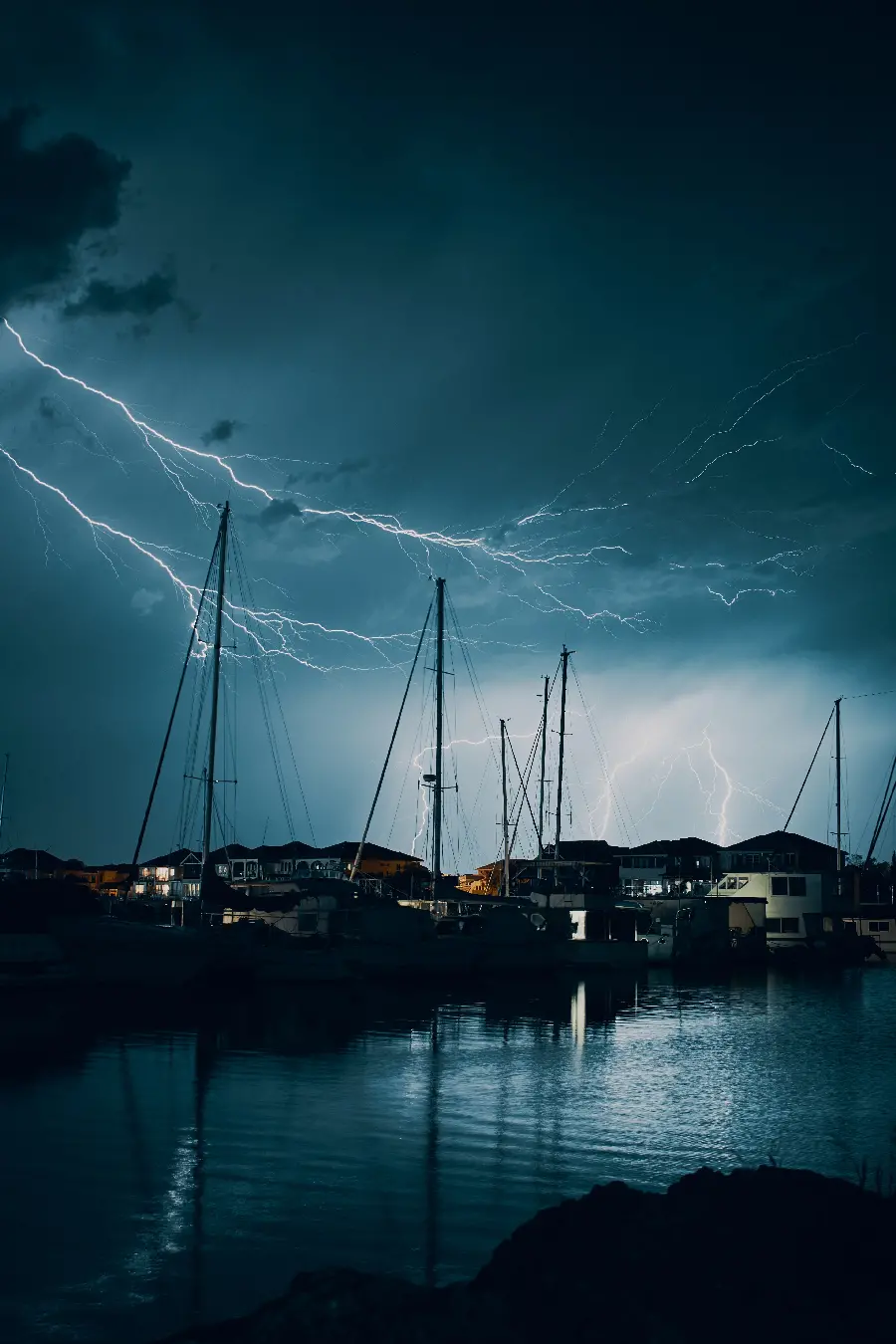 عکس قایق و دکل با نور lightning در کیفیت فول اچ دی