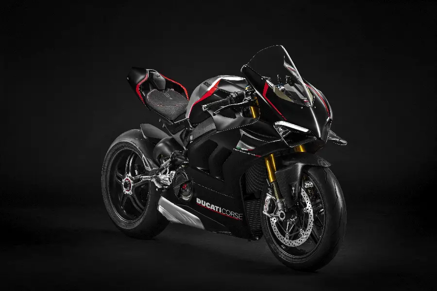 تصویر Ducati Panigale V4 SP با پس زمینه تاریک و کیفیت 8K