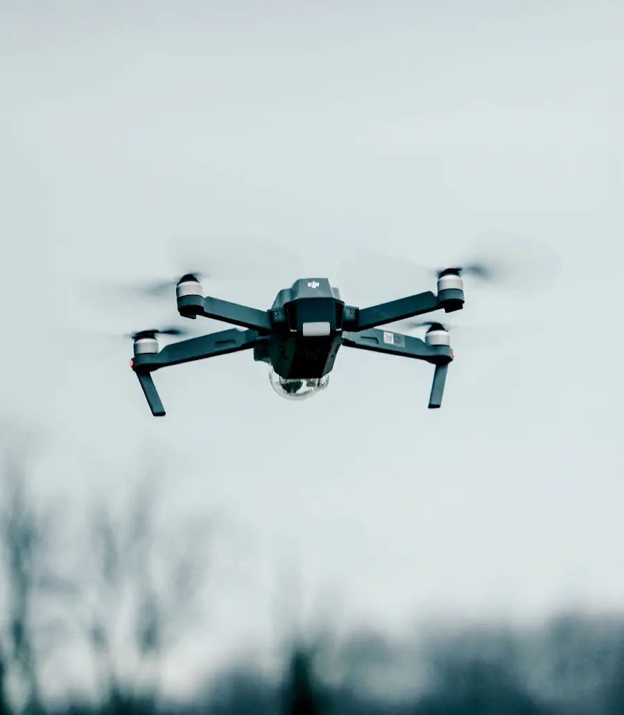 تصویر پهپاد DJI ماویک در حال پرواز با پس زمینه سفید