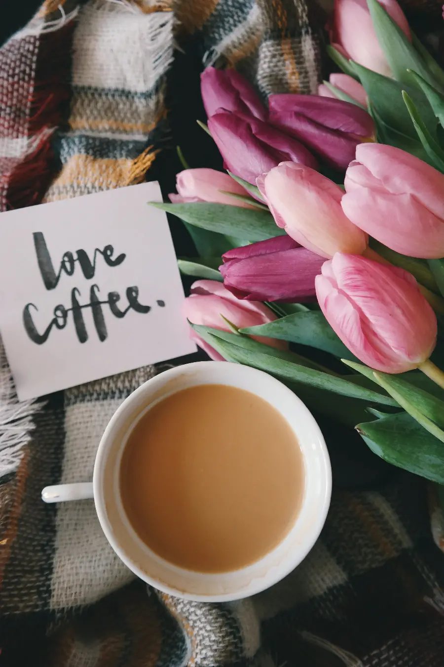 تصویر انگیزشی با قهوه و گل با کیفیت بالا