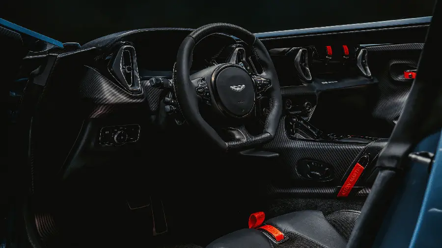 تصویر داخلی استون مارتین V12 Speedster 2020