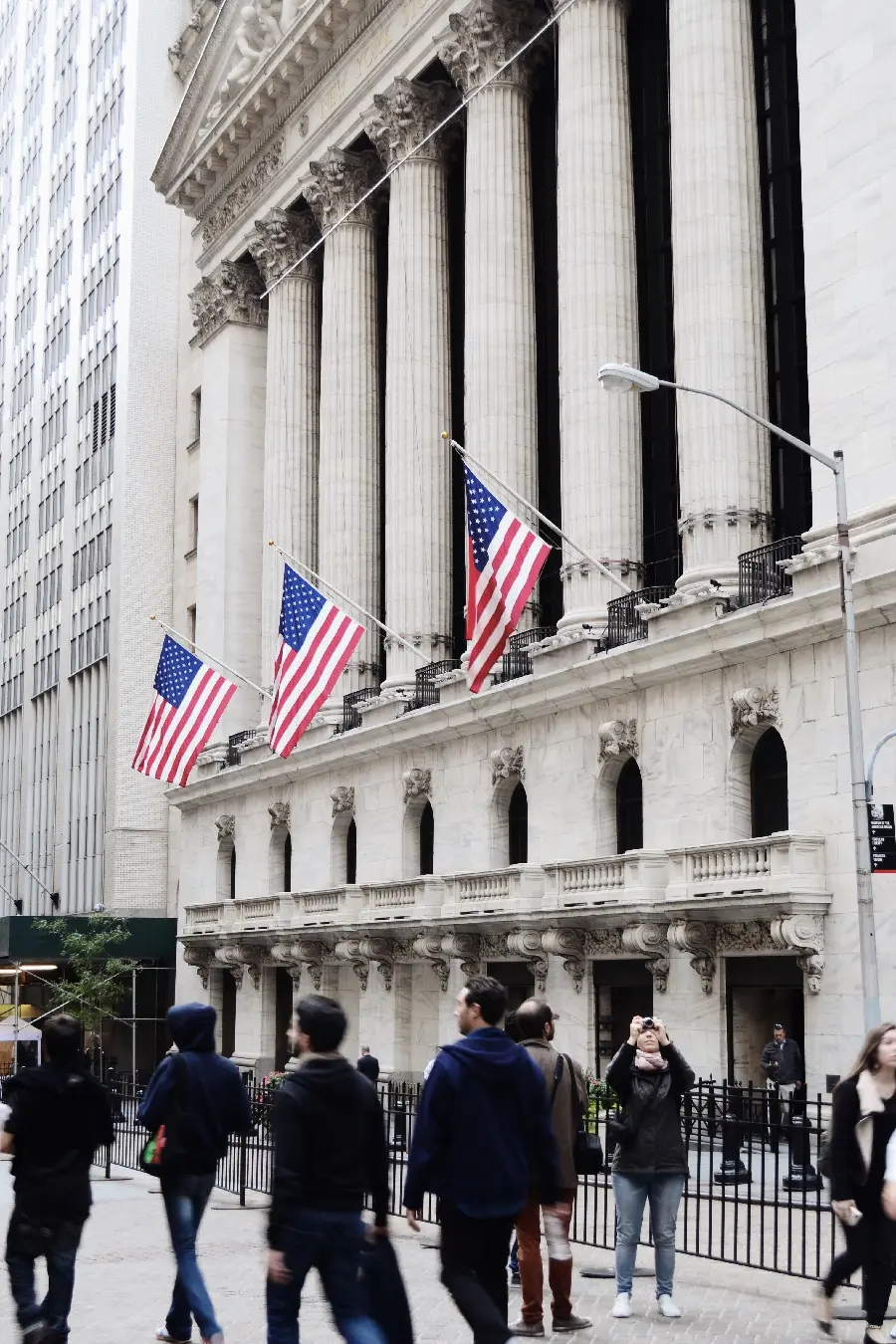 تصویر جذاب وال استریت نیویورک با پرچم آمریکا با کیفیت بالا