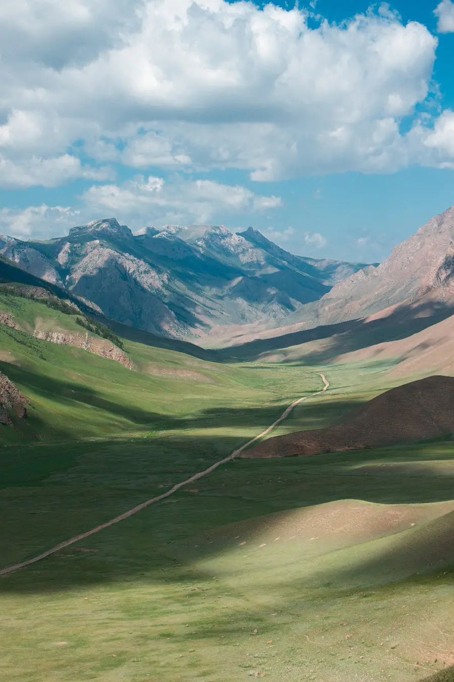 تصویر کوه با مسیر چمن و ابر با کیفیت فول اچ دی
