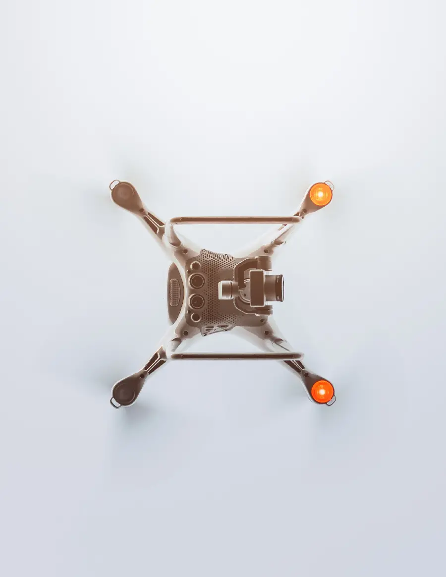 تصویر پهپاد DJI فانتوم روی سطح سفید با کیفیت بالا