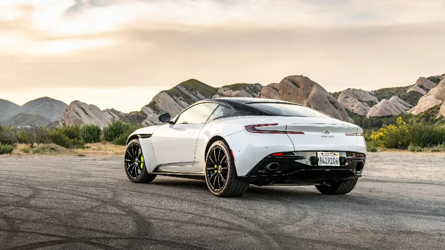 عکس با کیفیت استون مارتین DB11 AMR 2020