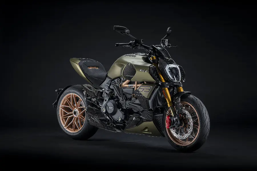 والپیپر موتورسیکلت Ducati Diavel با تم لامبورگینی در کیفیت 5K