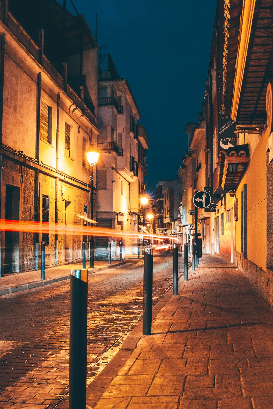 عکس خیابان در شب با نورپردازی زیبا و حال و هوای خاص