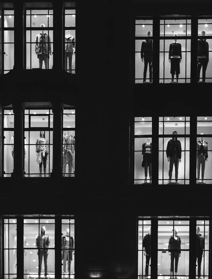 عکس سیاه و سفید از پنجره‌های ساختمان برای پروفایل شهری