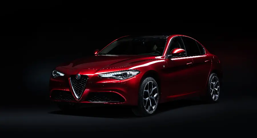 عکس Alfa Romeo Giulia با پس زمینه تاریک و کیفیت 5K