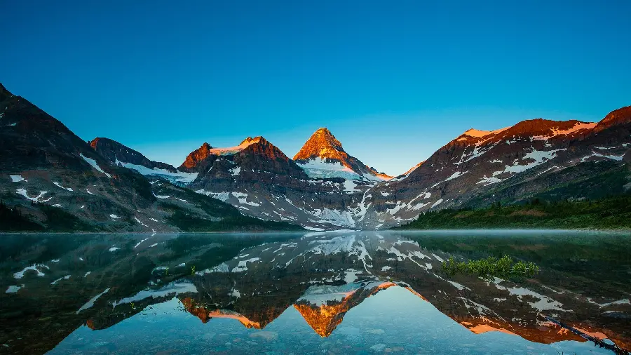 تصویر زمینه کوهستان Assiniboine کانادا با کیفیت 4K